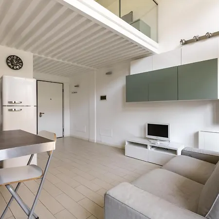 Appartamento Elegant Loft With Balcony! Milano Esterno foto
