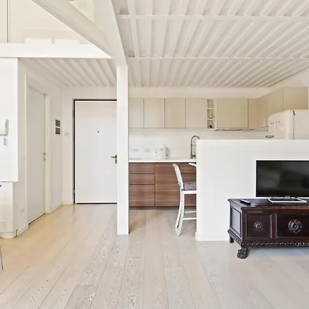 Appartamento Elegant Loft With Balcony! Milano Esterno foto