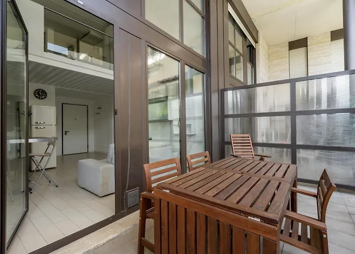 Elegant Loft With Balcony!
